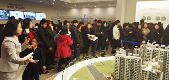 삼성물산은 지난 26일 개관한 서울 광진구 '래미안 파크스위트' 아파트 견본주택에 주말동안 약 2만3000여명이 방문했다고 28일 밝혔다.  이 단지는 지하 3층∼지상 23층 12개 동, 전용면적 59∼145㎡ 854가구 중 조합물량을 뺀 502가구를 일반분양한다.  청약 1순위 접수는 3월 2일이다. 방문객들이 견본주택을 둘러보고 있다.  삼성물산 제공